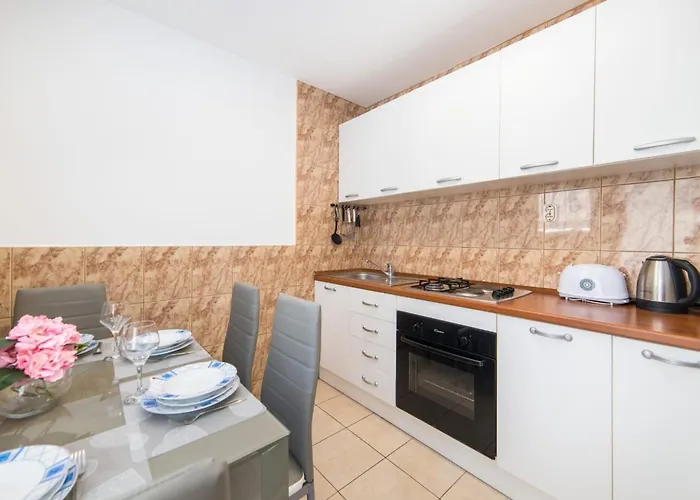 Orange Oasis * Μακάρσκα